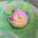 Monkey Bathbomb 90g - Guava & Strawberry - Image 7